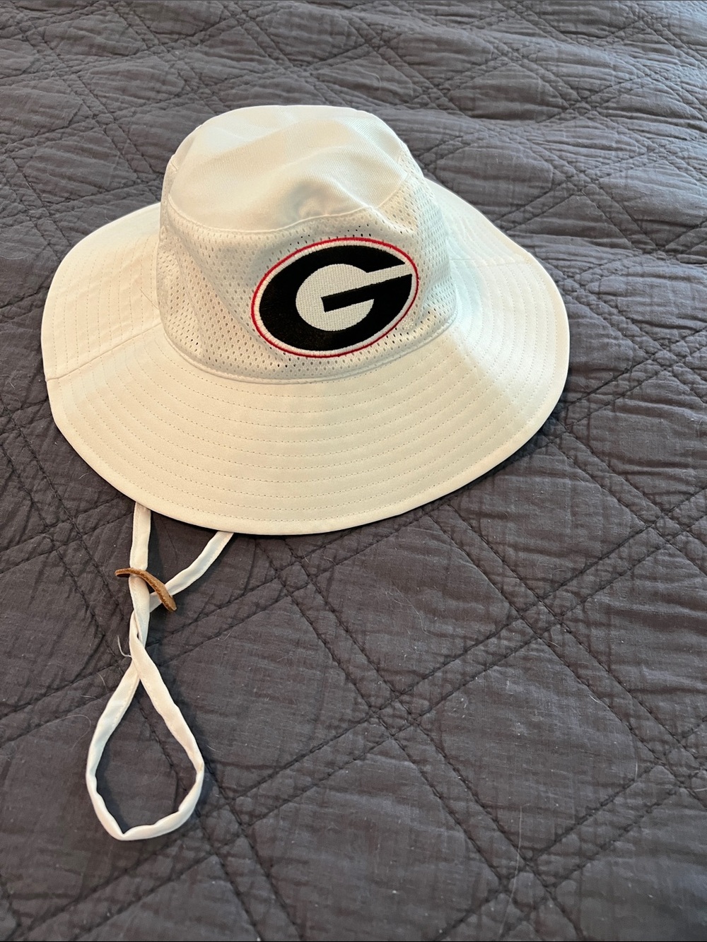 Georgia Bulldogs white Game-day hat White Sun Bucket Hat with Black & Red G Patc